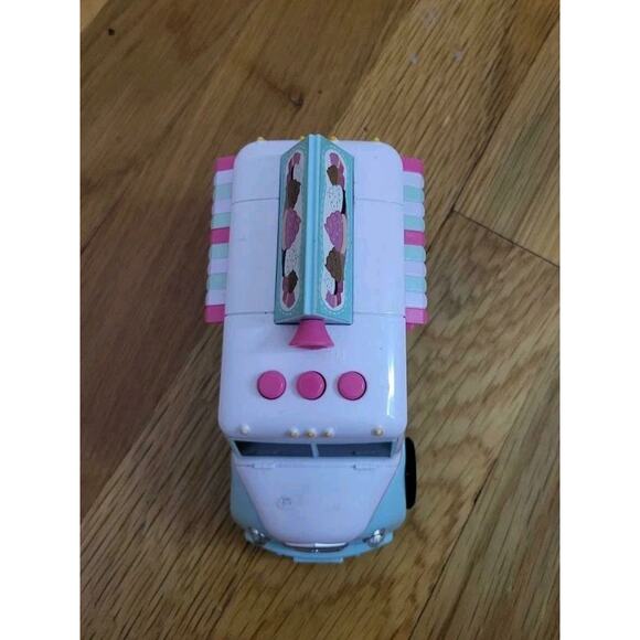 Maxx Action Ice Cream Truck Toy with Lights & Sounds – Pink & Blue Cupcake - Picture 6 of 9